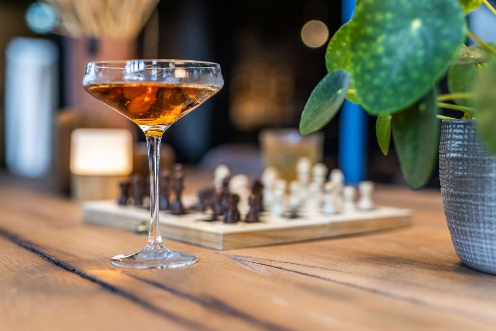Cocktail og skak i lounge